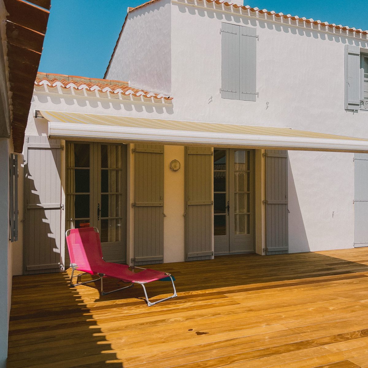 Terrasse ombragée par un store banne