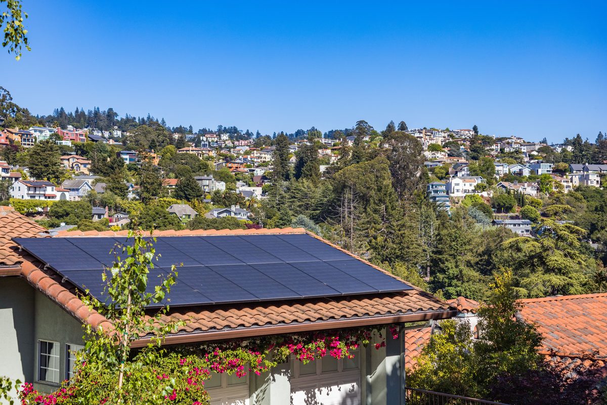 Panneaux solaires installés sur un toit